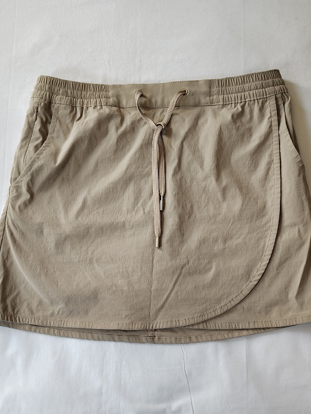 Eddie Bauer Women's Elastic Waist Sporty Skort in Light Khaki Medium EUC